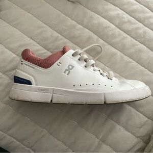 On cloud women’s 7 1/2 leather shoes/  The roger